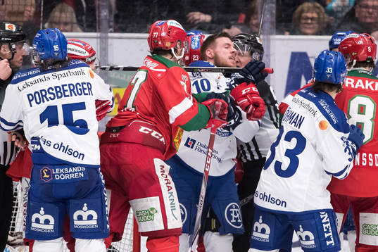 Moras Keaton Ellerby och Leksands Matt Carey  i