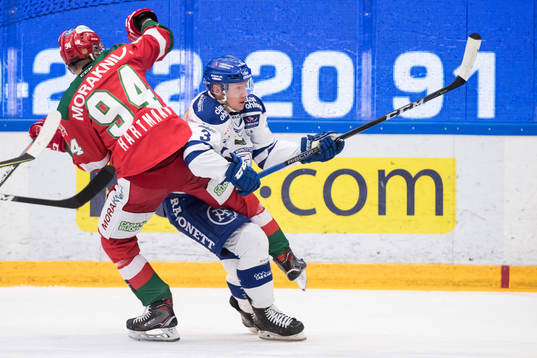 Moras Sebastian Hartmann och Leksands Daniel Bertov  i
