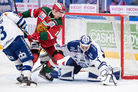 Moras Alexander Hilmerson framför Leksands målvakt Tex
