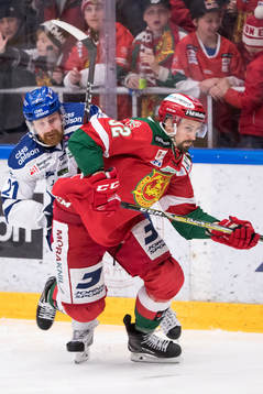 Leksands Mattias Ritola jagar Moras Daniel Grillfors  i