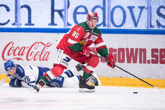 Leksands Patrik Norén faller bakom Moras Michael Haga  i