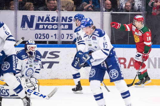 Moras Emil Aronsson jublar