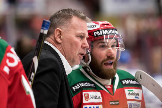 Moras tränare Mats Lusth i ishockeymatchen i direktkvalet