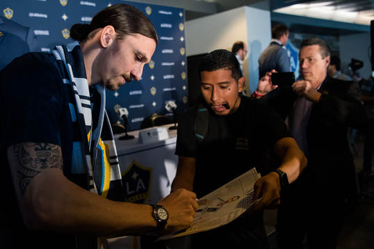 Zlatan Ibrahimovic skriver autografer