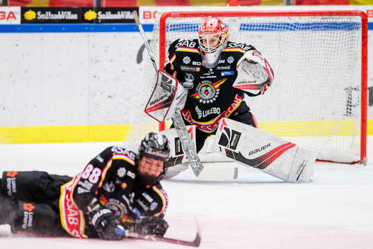 Luleås Ronja Savolainen och målvakt Maria Omberg