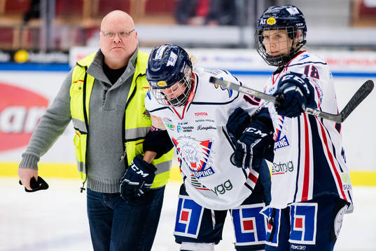 Linköpings Lara Stalder lämnar isen skadad
