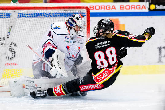 Luleås Ronja Savolainen krockar med Linköpings målvakt