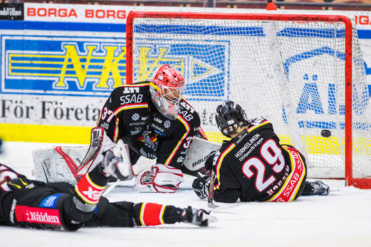 Linköpings Lara Stalder (ej i bild) gör 0-1 bakom Luleås