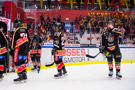 Luleås Johanna Fällman (th) deppar