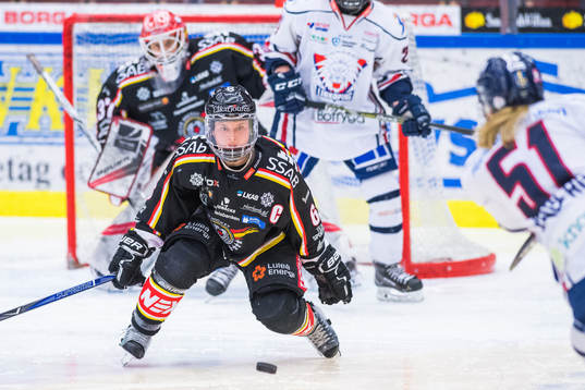 Luleås Jenni Hiirikoski täcker skott