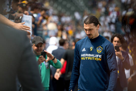 LA Galaxys Zlatan Ibrahimovic före fotbollsmatchen i MLS