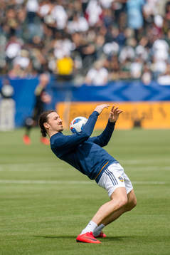 LA Galaxys Zlatan Ibrahimovic värmer upp före