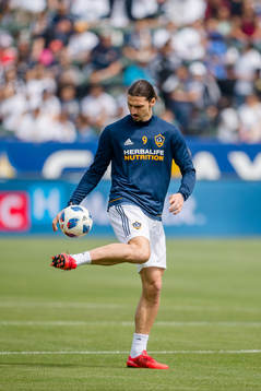 LA Galaxys Zlatan Ibrahimovic värmer upp före