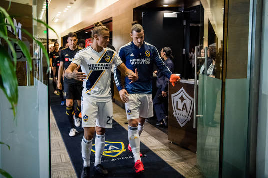 LA Galaxys Rolf Feltscher och Zlatan Ibrahimovic före