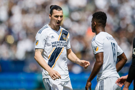 LA Galaxys Zlatan Ibrahimovic och Ola Kamara