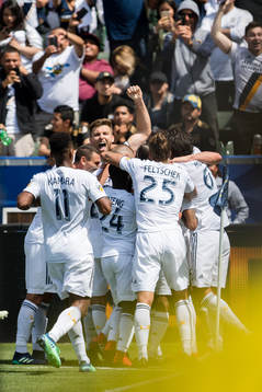 LA Galaxys spelare jublar med Zlatan Ibrahimovic