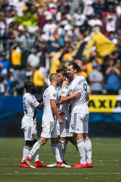 LA Galaxys Zlatan Ibrahimovic jublar med lagkamraterna