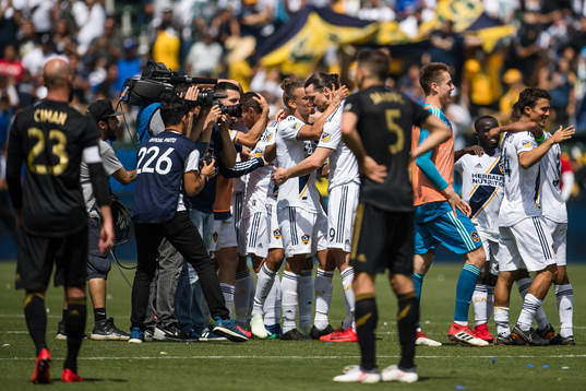 LA Galaxys Zlatan Ibrahimovic jublar med lagkamraterna