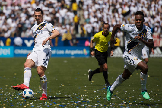 LA Galaxys Zlatan Ibrahimovic passar bollen till Ola Kamara
