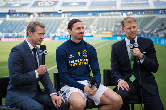 LA Galaxys Zlatan Ibrahimovic (mitten)
