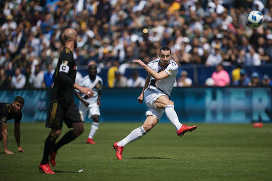 LA Galaxys Zlatan Ibrahimovic skjuter in 3-3