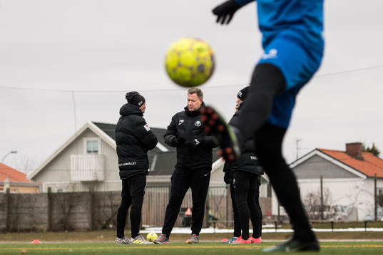Trelleborgs tränare Patrick Winqvist i samtal med
