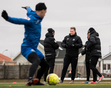 Trelleborgs tränare Patrick Winqvist i samtal med sina
