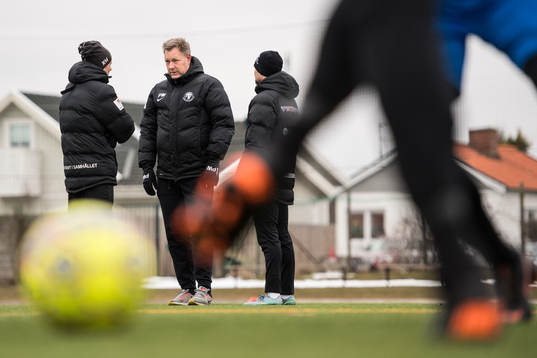 Trelleborgs tränare Patrick Winqvist i samtal med sina