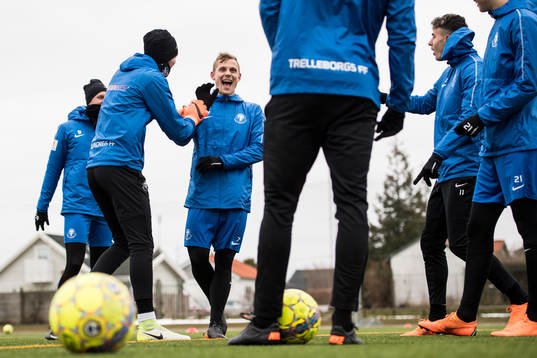 Trelleborgs Erik Andersson skrattar