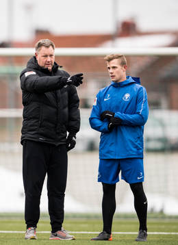 Trelleborgs tränare Patrick Winqvist i samtal med Erik