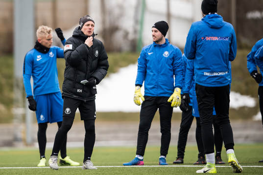 Trelleborgs assisterande Kristian Haynes håller genomgång