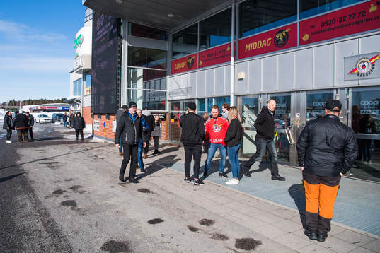 Supportrar utanför Coop Norrbotten arena