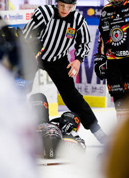 Luleås Jenni Hiirikoski har ont