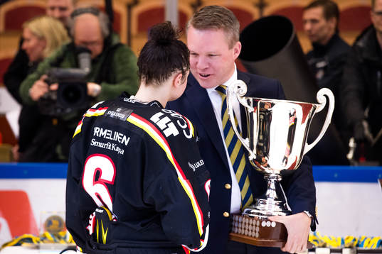 Luleås Jenni Hiirikoski  tar emot pokalen