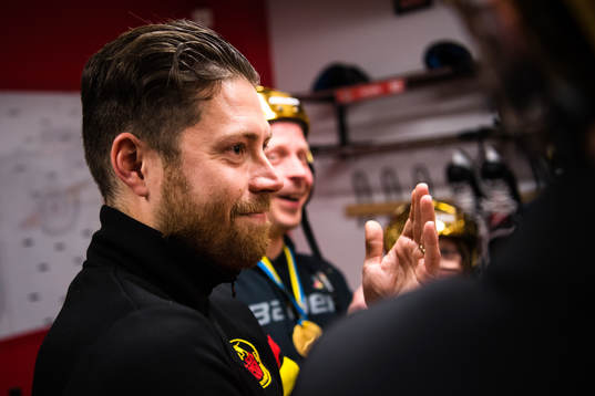 Jakob Porsér jublar i omklädningsrummet