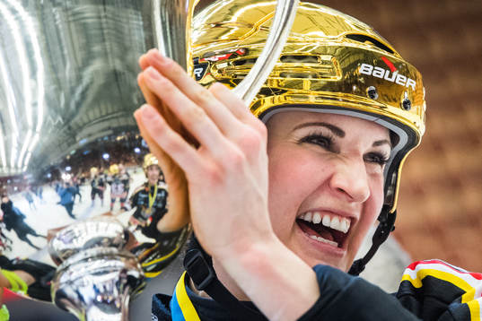 Luleås Meaghan Mikkelson jublar med pokalen