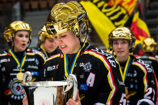 Luleås Johanna Fällman jublar med pokalen