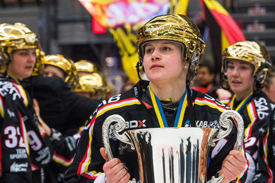 Luleås Johanna Fällman jublar med pokalen
