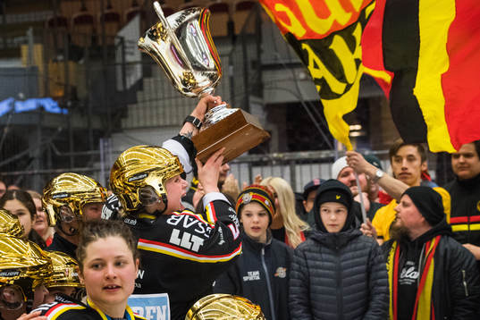 Luleås Johanna Fällman jublar med pokalen