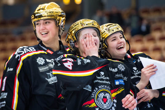 Luleås Nathalie Ferno (i mitten) jublar