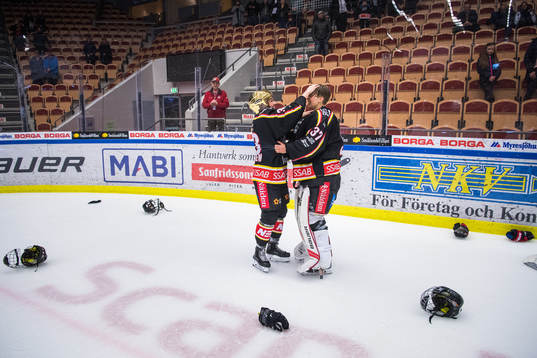 Luleås Michelle Karvinen och målvakt Maria Omberg jublar