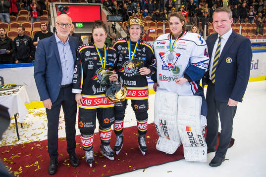 s ordförande Curt Johansson, Luleås Jenni Hiirikoski och
