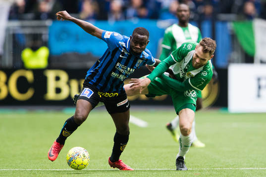 Sirius Moses Ogbu i kamp om bollen med Hammarbys David
