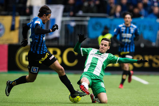 Sirius Stefano Vecchia i kamp om bollen med Hammarbys Jeppe
