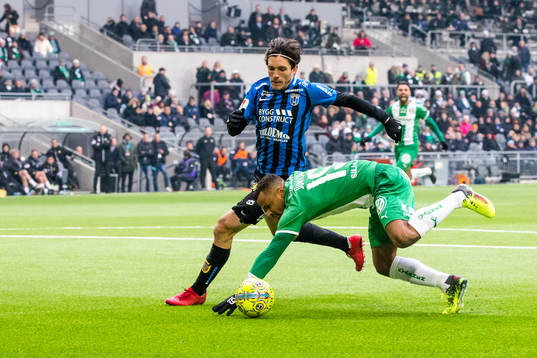 Hammarbys Serge-Junior Martinsson Ngouali faller i