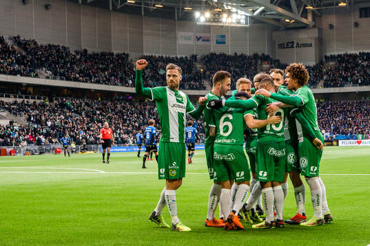 Hammarbys spelare jublar med Jiloan Hamad