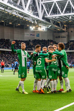 Hammarbys spelare jublar med Jiloan Hamad