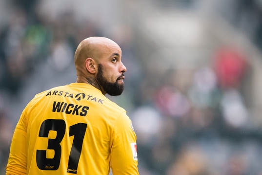 Sirius målvakt Joshua Wicks deppar