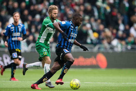 Hammarbys Sander Svendsen jagar Sirius Moses Ogbu