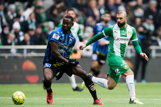 Sirius Moses Ogbu i kamp om bollen med Hammarbys Kennedy